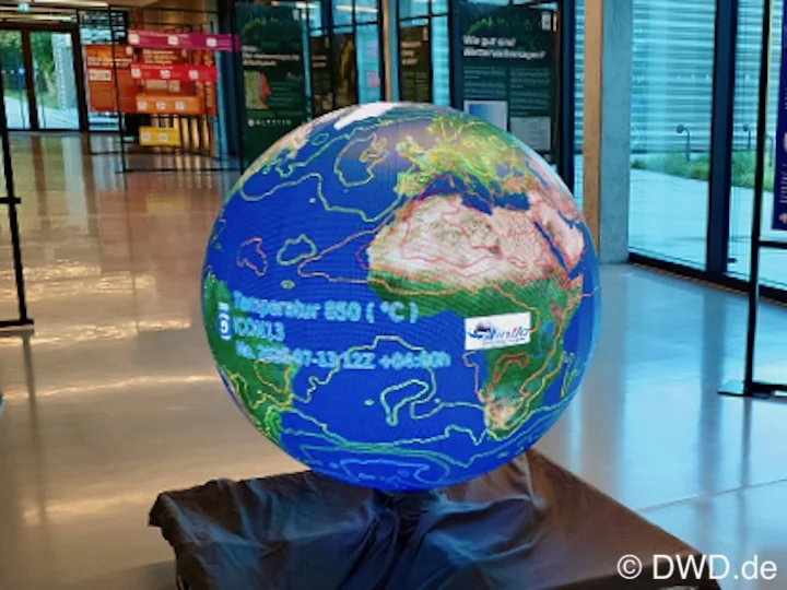 NinJo temperature forecast at 850 hPa displayed on a spherical LED globe